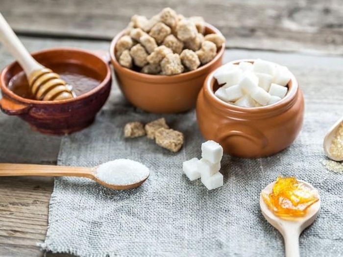 Nên sử dụng các chất làm ngọt tự nhiên và không qua chế biến như đường mía, mật mía, mật ong, cỏ ngọt, sirô cây phong để thay thế đường tinh chế.