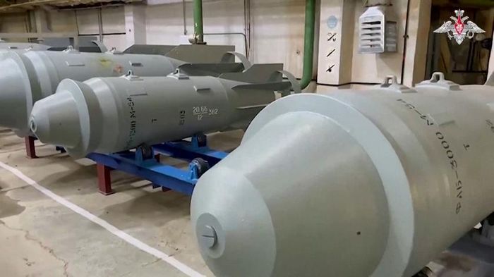 Bán kính sát thương do sóng xung kích của bom FAB-3000 lên tới 300m. Ban đầu, bom chỉ có thể được sử dụng từ máy bay ném bom hạng nặng Tu-22M3, nhưng ngày nay oanh tạc cơ tiền tuyến Su-34 cũng mang theo.