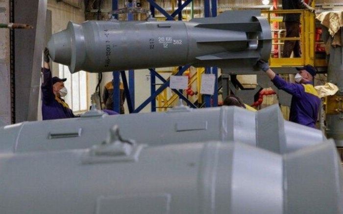 Tiếp đó, đại diện tổ hợp công nghiệp quốc phòng Nga cho biết việc tích hợp module cánh lượn UMPC đã hoàn tất, cho phép sử dụng bom FAB-3000 trên diện rộng.