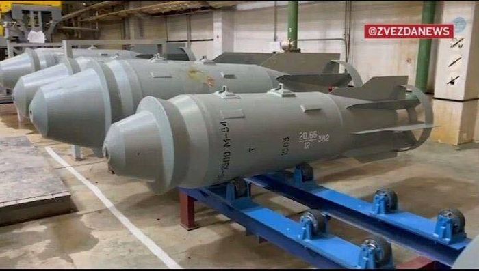 Quả bom có chiều dài hơn 3 mét và chứa 1,4 tấn thuốc nổ, có khả năng phá hủy các vị trí trú quân, sở chỉ huy kiên cố, đặc biệt là những con đập và cơ sở công nghiệp nằm sâu dưới lòng đất.