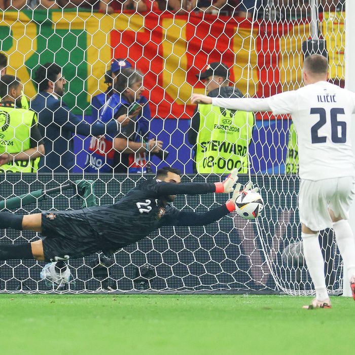 Trong ngày phong độ chạm đỉnh, Diogo Costa cản cả 3 cú sút luân lưu của Slovenia, qua đó giúp Bồ Đào Nha giành chiến thắng 3-0.