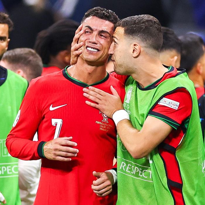 Sau khi hiệp phụ thứ nhất khép lại, Ronaldo đã bật khóc. Anh được Dalot cùng đồng đội đến động viên. Đây là lần đầu tiên trong sự nghiệp tại EURO, CR7 đá hỏng phạt đền.