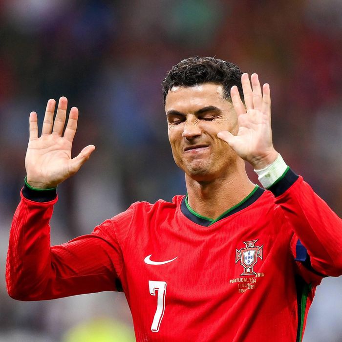 Bồ Đào Nha bị Slovenia cầm hòa 0-0 sau 120 phút và phải giải quyết thắng thua bằng loạt luân lưu. Ronaldo nhận trọng trách thực hiện lượt sút đầu tiên của Bồ Đào Nha. Trong lần thứ 2 đối mặt Oblak, tiền đạo 39 tuổi đã thành công. Sau cú sút tung lưới Slovenia, Ronaldo đã xin lỗi CĐV.