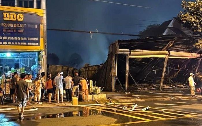  Cơ sở tan hoang sau vụ cháy. 