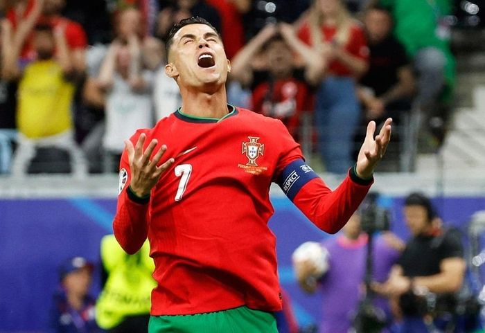  Ronaldo phải chấp nhận rằng bản thân không còn hay như trước và biết hy sinh vì thành tích tập thể hơn. 