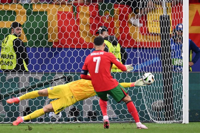 Ngay cả khi tiến rất gần đến việc có bàn thắng tại VCK EURO 2024, Ronaldo cũng không thể ghi bàn.