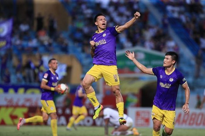 Bộ đôi Văn Quyết và Tuấn Hải có 20 bàn cho Hà Nội FC năm nay. Ảnh: Hoàng Linh
