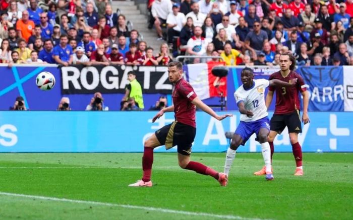 Cú sút của Muani chạm người Vertonghen đi vào lưới (Ảnh: Getty)