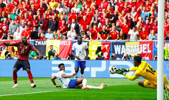 Cú sút của Lukaku bị thủ môn Maignan đẩy ra. (Ảnh: Reuters)
