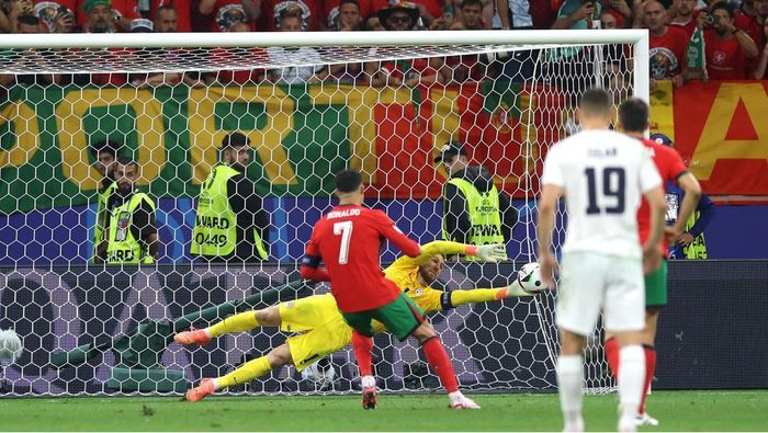 Ngôi sao Cristiano Ronaldo vẫn chưa thể có được bàn thắng ở giải đấu năm nay. Ảnh: UEFA