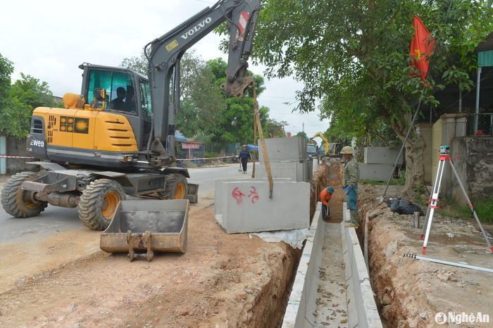 Thi công rãnh thoát nước đoạn qua xã Xuân Thành. Ảnh: Văn Trường