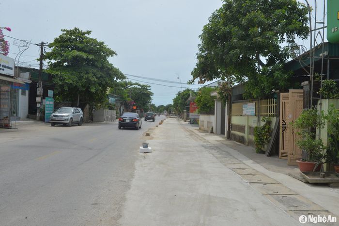 Sửa chữa rãnh thoát nước, đổ bê tông gia cố, mở rộng lề đường Quốc lộ 7 để giảm thiểu tình trạng ùn tắc giao thông. Ảnh: Văn Trường