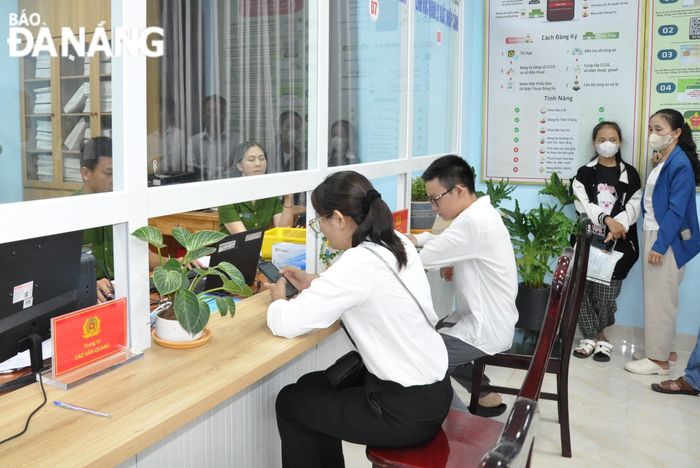 Cán bộ, chiến sĩ Công an quận Liên Chiểu thu nhận hồ sơ cấp căn cước cho công dân.