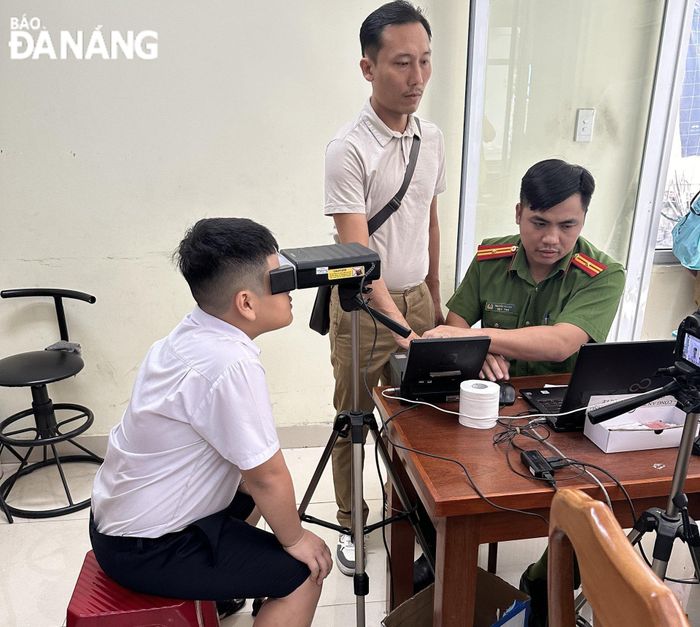 Cán bộ, chiến sĩ Công an quận Cẩm Lệ thực hiện các thủ tục cấp căn cước cho công dân, trong đó có nhiều em dưới 14 tuổi.
