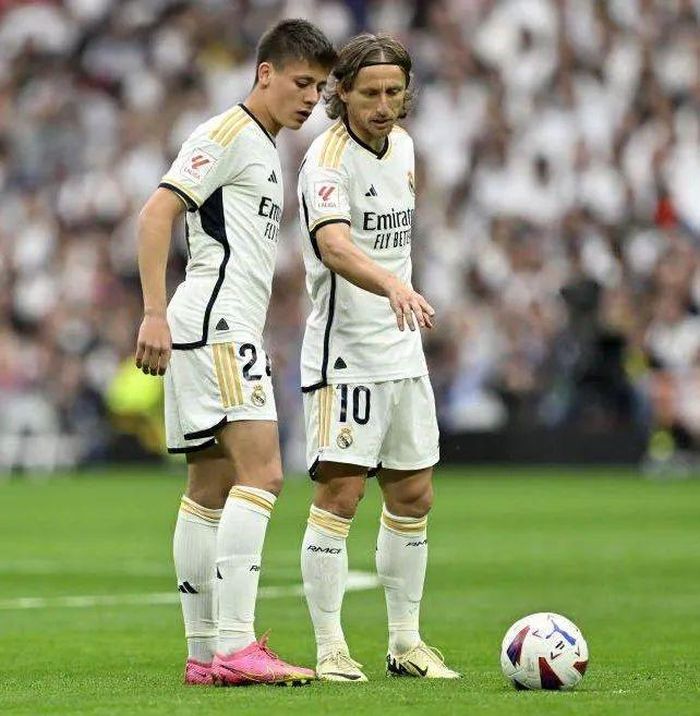  Modric tận tình truyền kinh nghiệm cho đàn em 