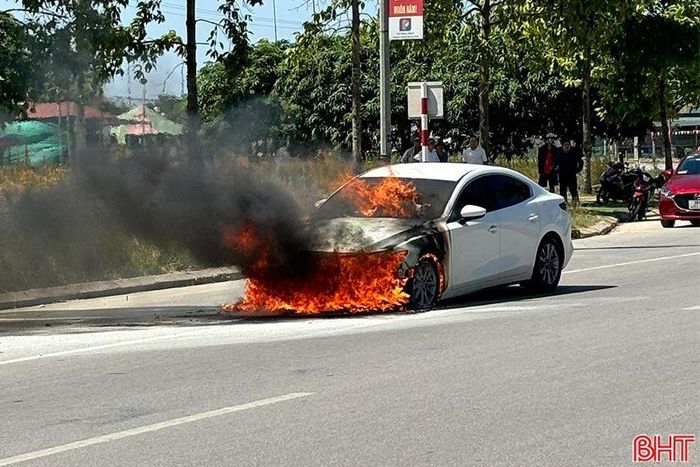 Ô tô con hiệu Mazda3 bốc cháy trên đường Xô Viết Nghệ Tĩnh, phường Nguyễn Du, TP Hà Tĩnh.