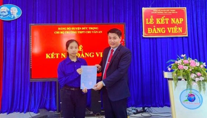 Đồng chí Hoàng Khắc Thưởng - Bí thư Chi bộ, Hiệu trưởng Trường THPT Chu Văn An, trao quyết định kết nạp cho đảng viên Lê Bùi Bảo Như