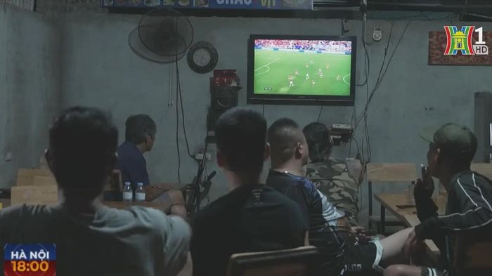 Nhiều người có thú vui xem bóng tại quán để được hòa cùng không khí cổ vũ cuồng nhiệt.