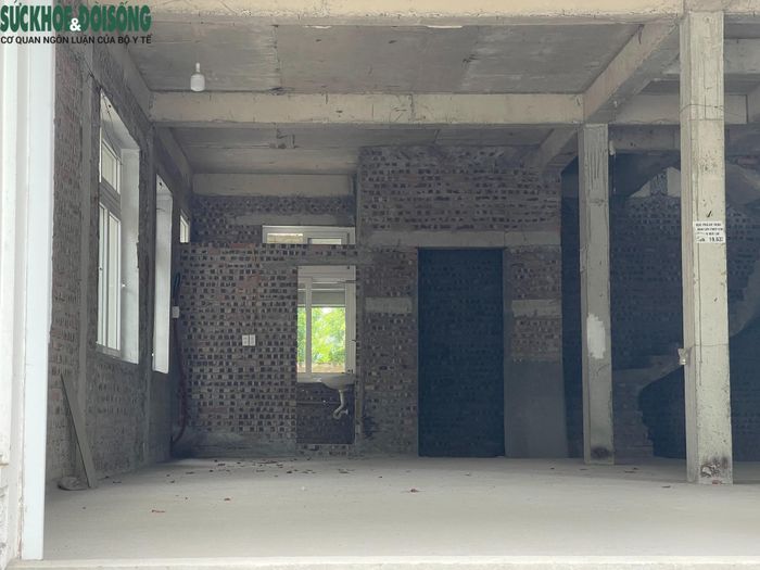Hình ảnh bên trong của một căn biệt thự bị bỏ hoang tại khu đô thị Dương Nội.