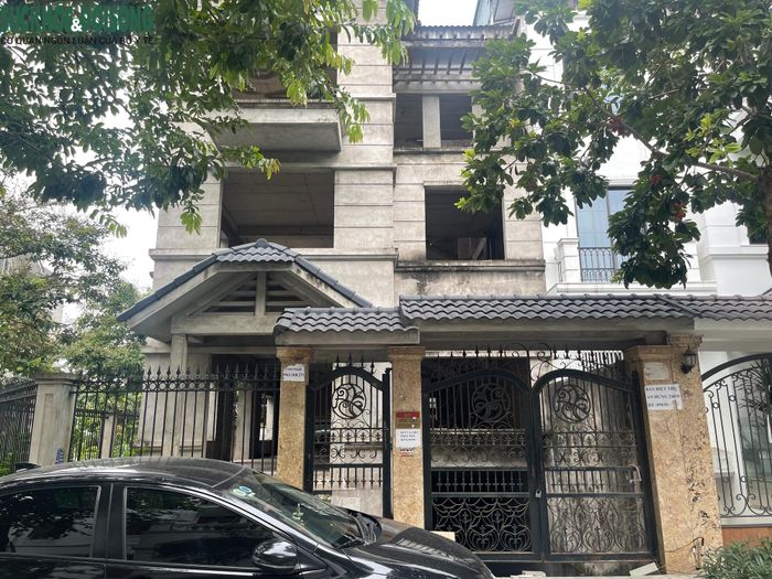 Nhiều căn biệt thự đắt giá thời gian này vẫn được treo biển rao cho thuê, bán ở ban công hoặc trước cửa. Các lối ra vào được chăng dây hoặc khóa trái.