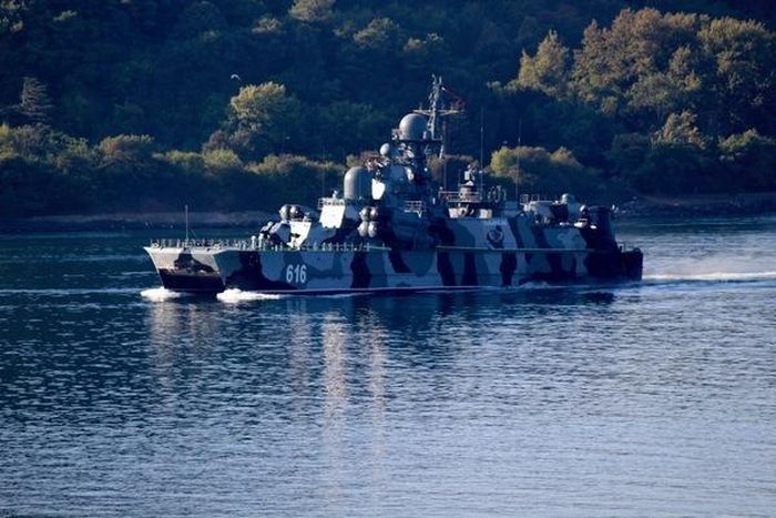 Báo chí ghi nhận căn cứ Hải quân Nga Novorossiysk hiện có số lượng tàu mặt nước thấp nhất trong suốt thời gian quan sát. Điều này là do các tàu tên lửa nhỏ cùng với một phần đội tàu đổ bộ lớn đã được di chuyển đến Biển Azov để che giấu chúng khỏi USV của Ukraine.