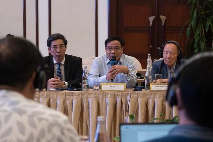 Ông Hà Vỹ (giữa) phát biểu tại tọa đàm