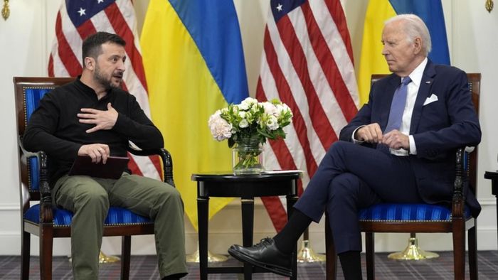 Tổng thống Ukraine Volodymyr Zelensky và Tổng thống Mỹ Joe Biden. Ảnh: AP