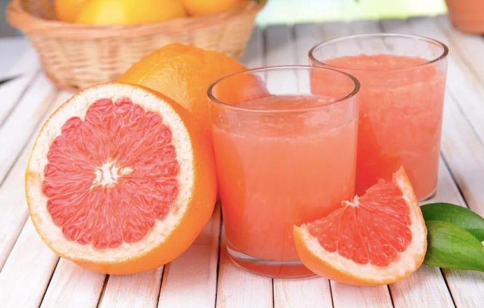 Nếu đang uống thuốc bạn hãy tham khảo thêm ý kiến của bác sĩ khi ăn bưởi. Ảnh minh họa: Adobestock