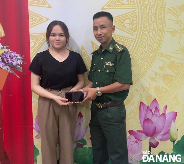 Thượng úy Phạm Tiến Đạt trả lại tài sản cho người đánh rơi.