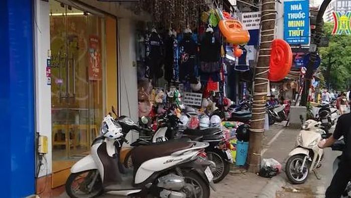 Bán hàng lấn chiếm vỉa hè.
