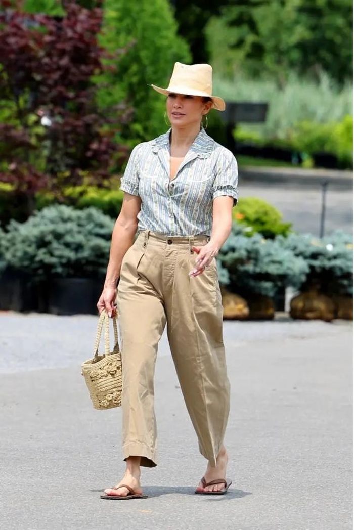 Jennifer Lopez lại đeo nhẫn cưới vào hoom 4/7. T.JACKSON / BACKGRID