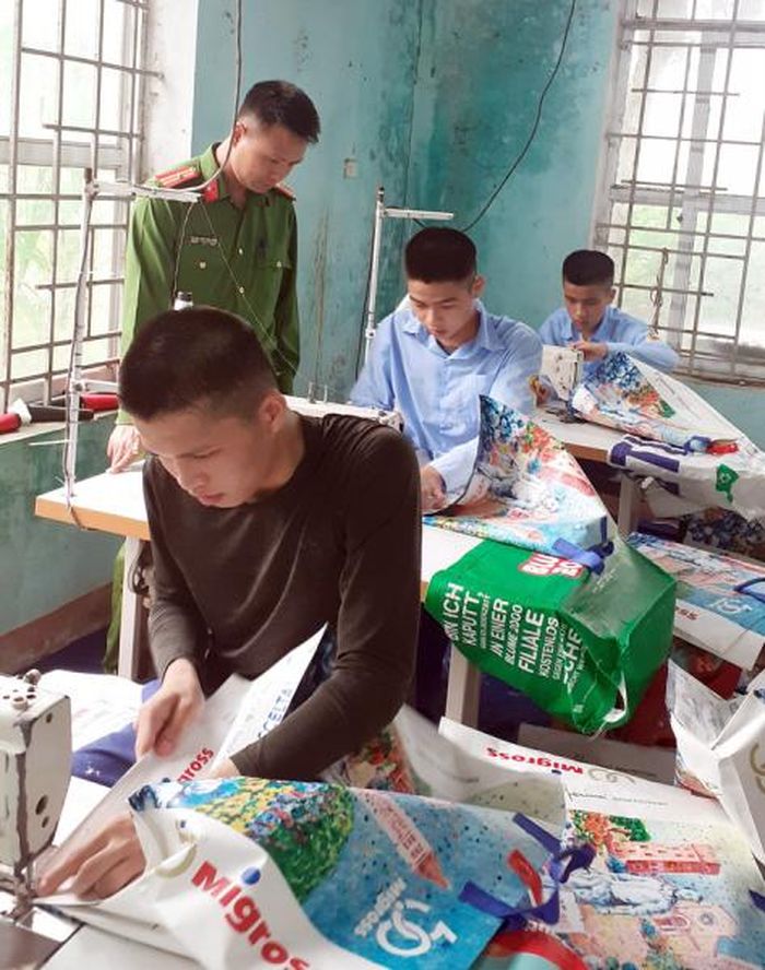 Thiếu tá Đinh Tiến Thiện dạy nghề may cho các học viên.
