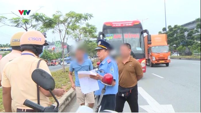 Lực lượng chức năng kiểm tra, xử phạt xe khách trên Quốc lộ 1A, đoạn qua TP Thủ Đức, TP Hồ Chí Minh. Ảnh tư liệu.