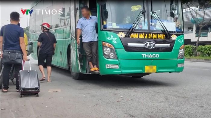 Nhân viên đang mời khách lên xe ở Quốc lộ 1A, đoạn qua TP Thủ Đức, TP Hồ Chí Minh. Ảnh tư liệu.