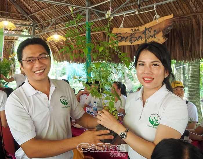 Hoạt động đấu giá cây giống, gây quỹ hoạt động nhóm, tạo sinh khí vui tươi, phấn khởi trong buổi họp nhóm, ngày 30/6.