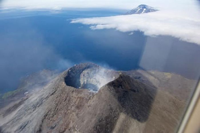 Sự hình thành cổ xưa đã tạo ra các vết đứt gãy, cho phép magma rò rỉ lên bề mặt, tạo thành các núi lửa nhỏ hiện tại.
