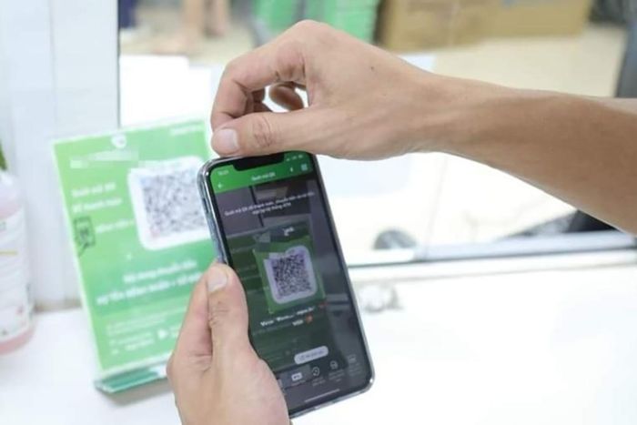 Hình thức thanh toán bằng cách quét mã QR code ngày càng phổ biến. Ảnh: BV