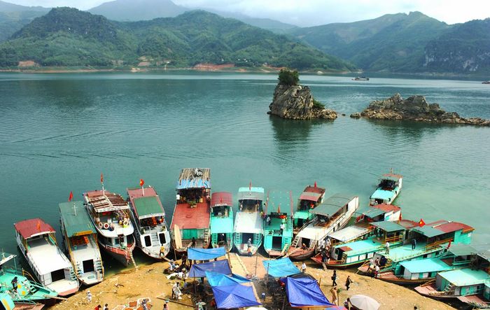 Bến thuyền du lịch trên lòng hồ thủy điện Hòa Bình