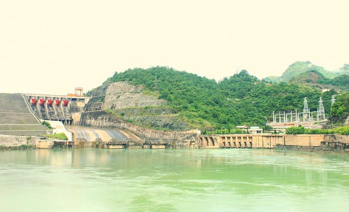 Nhà máy thủy điện Hòa Bình