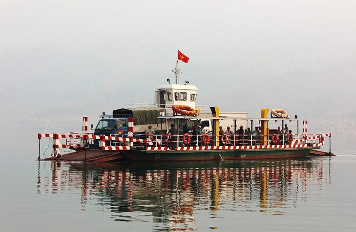 Phà trên lòng hồ thủy điện Sơn La