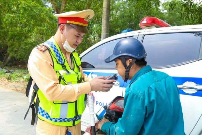 Lực lượng Cảnh sát giao thông Nghệ An kiểm tra nồng độ cồn đối với lái xe. Ảnh tư liệu