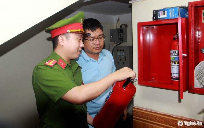 Lực lượng chức năng kiểm tra các thiết bị phòng cháy tại một nhà trọ tại TP. Vinh. Ảnh: Quang An