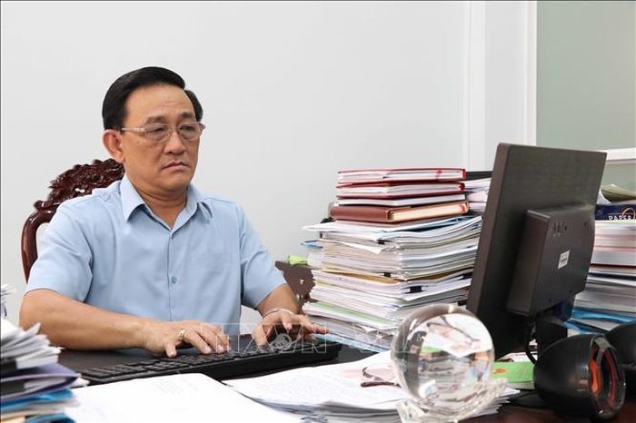 Trưởng Ban Tuyên giáo Tỉnh ủy Trà Vinh Trần Quốc Tuấn xây dựng kế hoạch cụ thể hóa Quy định 144 đến cán bộ, đảng viên. Ảnh: Thanh Hòa/TTXVN