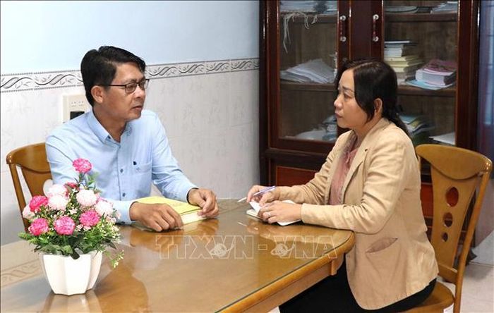 Ông Lữ Công Tạo, Phó Bí thư Đảng ủy khối các Cơ quan và Doanh nghiệp tỉnh Trà Vinh trao đổi với Phóng viên TTXVN về Quy định 144-QĐ/TW. Ảnh: Thanh Hòa/TTXVN