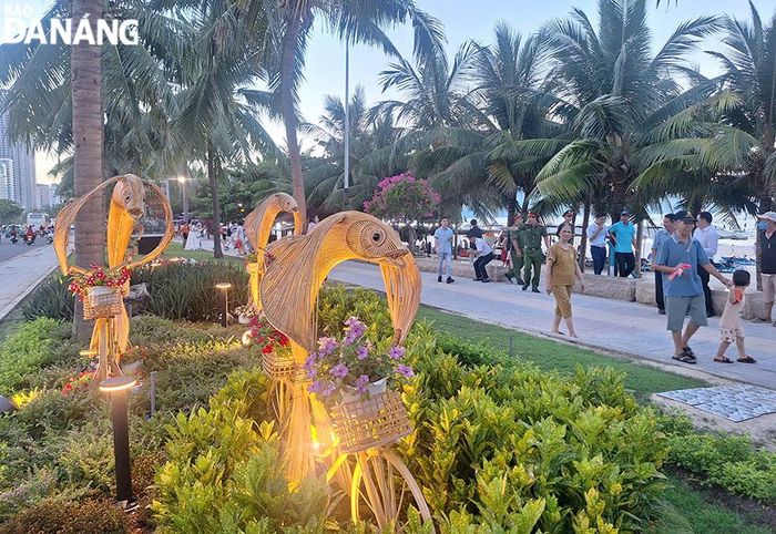 Các cụm mô hình được trưng bày với kỳ vọng trở thành điểm đến của du khách trong mùa hè này. Ảnh: THU HÀ