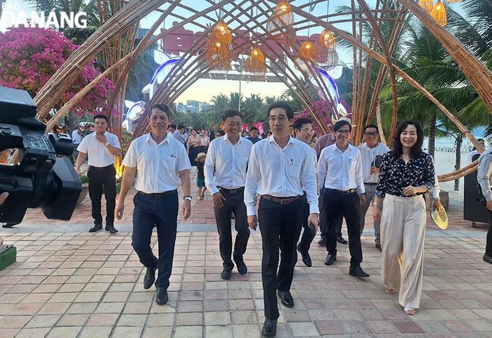 Sau khi khai trường, lãnh đạo thành phố đi tham quan, trải nghiệm tại khu vực đường hoa biển Đà Nẵng. Ảnh: THU HÀ.