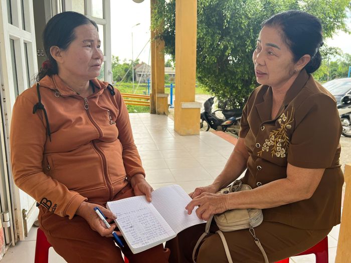 Bà Võ Thị Sinh (bên trái) chia sẻ về việc vay vốn tín dụng chính sách với Tổ trưởng Tổ tiết kiệm và vay vốn của chi hội phụ nữ thôn Nại Cửu Lê Thị Hiền - Ảnh: HN