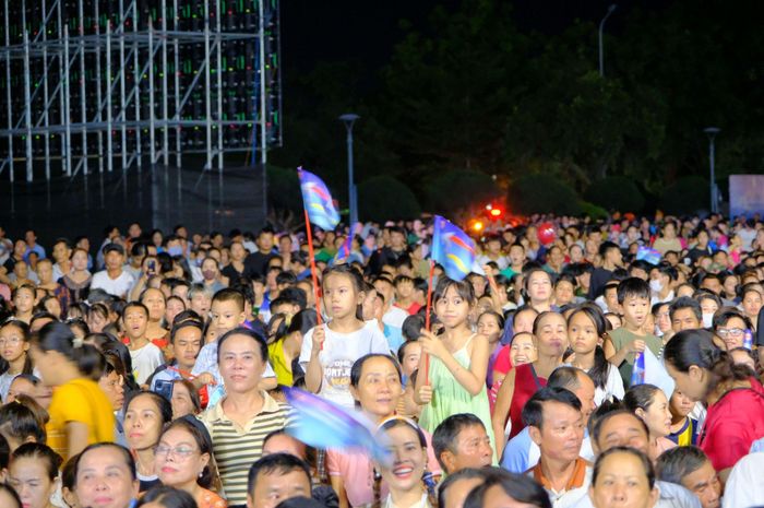 Người dân hào hứng trong đêm khai mạc Lễ hội Vì Hòa bình - Ảnh: Trần Tuyền