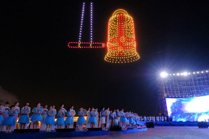 Hình ảnh chiếc Chuông Hòa bình được drone light tạo hình trên cao tạo ấn tượng đặc biệt trong chương trình nghệ thuật khai mạc Lễ hội Vì Hòa bình - Ảnh: Trần Tuyền