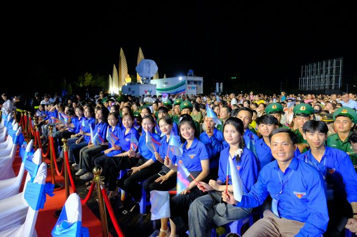 Đông đảo đoàn viên, thanh niên và Nhân dân đến thưởng thức chương trình nghệ thuật khai mạc Lễ hội Vì Hòa bình - Ảnh: Trần Tuyền